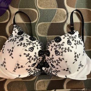 NWT VICTORIA’S SECRET BODY BY VICTORIA PUSH UP SIZE 36B